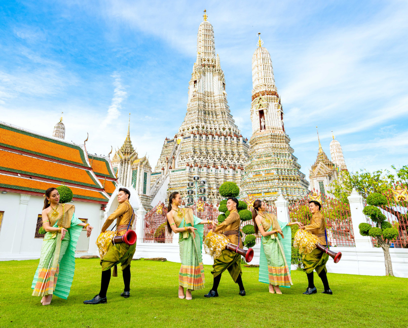 Wat Arun Ratchawararam, or Wat Chaeng, played an important role during the Thonburi period and was the site of the Emerald Buddha before it was moved to Wat Phra Kaew. Today, the temple is a first-class royal temple reflecting both Thai art and multiculturalism.